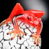 Uovo di vetro bianco screziato con geco rosso