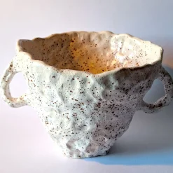 Vaso a Anfora Kos in Argilla Bianca con Smalto Marrone Maculato