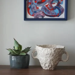 Vaso a Anfora Kos in Argilla Bianca con Smalto Marrone Maculato