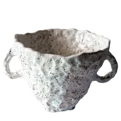 Vaso a Anfora Kos in Argilla Bianca con Smalto Marrone Maculato