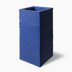 Vaso alto angolare blu di Max Lamb