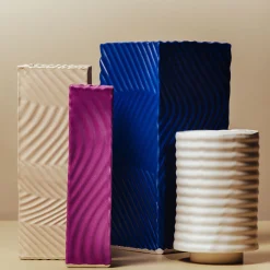 Vaso alto angolare blu di Max Lamb