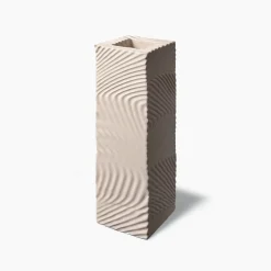 Vaso alto angolare in crema di Max Lamb