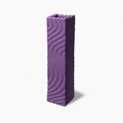 Vaso alto angolare viola di Max Lamb