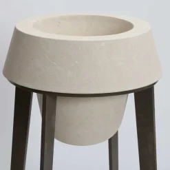 Vaso alto Capasa in ferro e pietra calcarea leccese di Silvio De Ponte