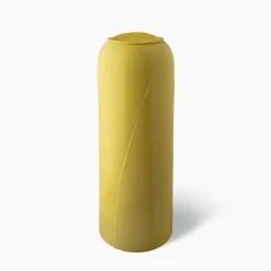 Vaso alto giallo A con coperchio di Benjamin Hubert