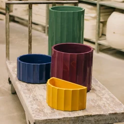 Vaso alto in ceramica verde Column di Objects Of Common Interest