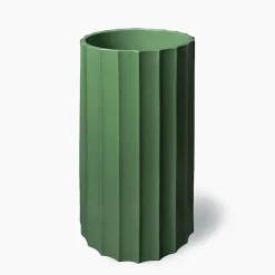 Vaso alto in ceramica verde Column di Objects Of Common Interest