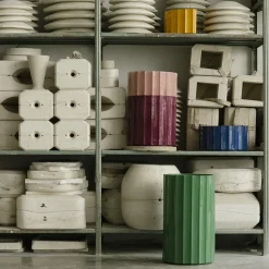 Vaso alto in ceramica verde Column di Objects Of Common Interest