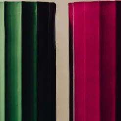 Vaso alto in ceramica verde Column di Objects Of Common Interest
