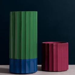 Vaso alto in ceramica verde Column di Objects Of Common Interest