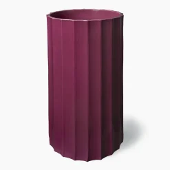 Vaso alto in ceramica viola Column di Objects Of Common Interest