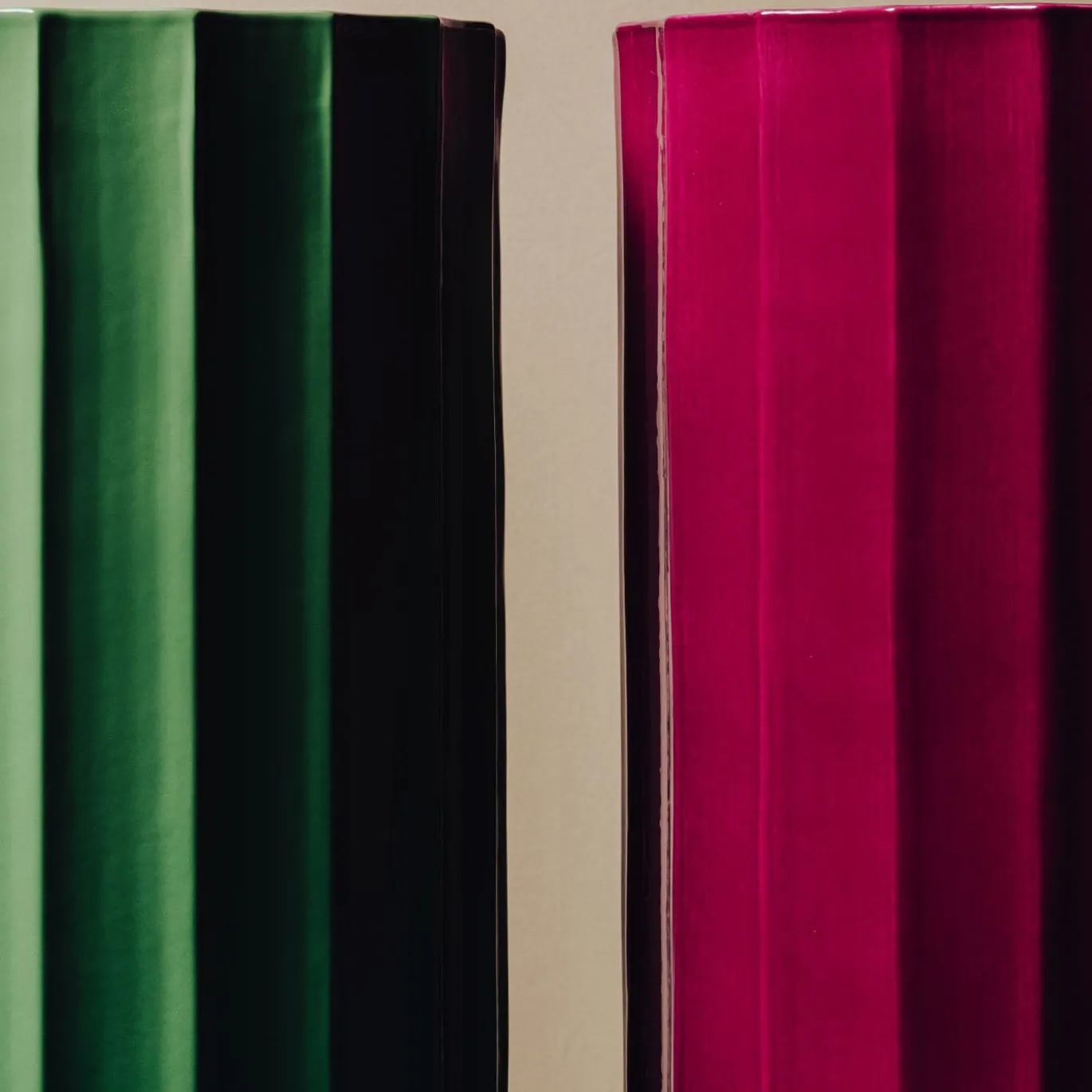 Vaso alto in ceramica viola Column di Objects Of Common Interest