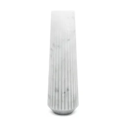 Vaso alto in marmo bianco di Carrara di Jacopo Simonetti