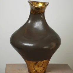 Vaso asimmetrico in gres con foglia d'oro della collezione Black Sun