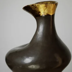 Vaso asimmetrico in gres con foglia d'oro della collezione Black Sun