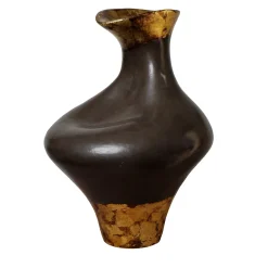 Vaso asimmetrico in gres con foglia d'oro della collezione Black Sun