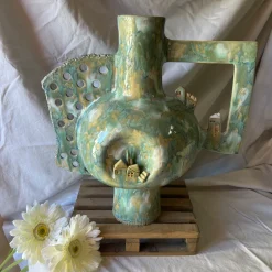 Vaso Axis Iridescente Abitato in Ceramica Verde della Collezione Micromondo