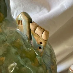 Vaso Axis Iridescente Abitato in Ceramica Verde della Collezione Micromondo