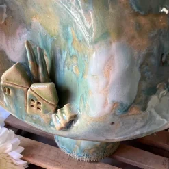 Vaso Axis Iridescente Abitato in Ceramica Verde della Collezione Micromondo