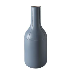 Vaso azzurro a forma di bottiglia Seams di Benjamin Hubert
