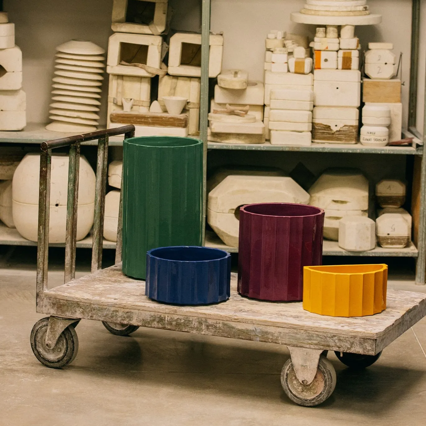 Vaso basso in ceramica gialla Half-Column di Objects Of Common Interest