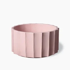 Vaso basso in ceramica rosa Column di Objects Of Common Interest