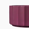 Vaso basso in ceramica viola Column di Objects Of Common Interest