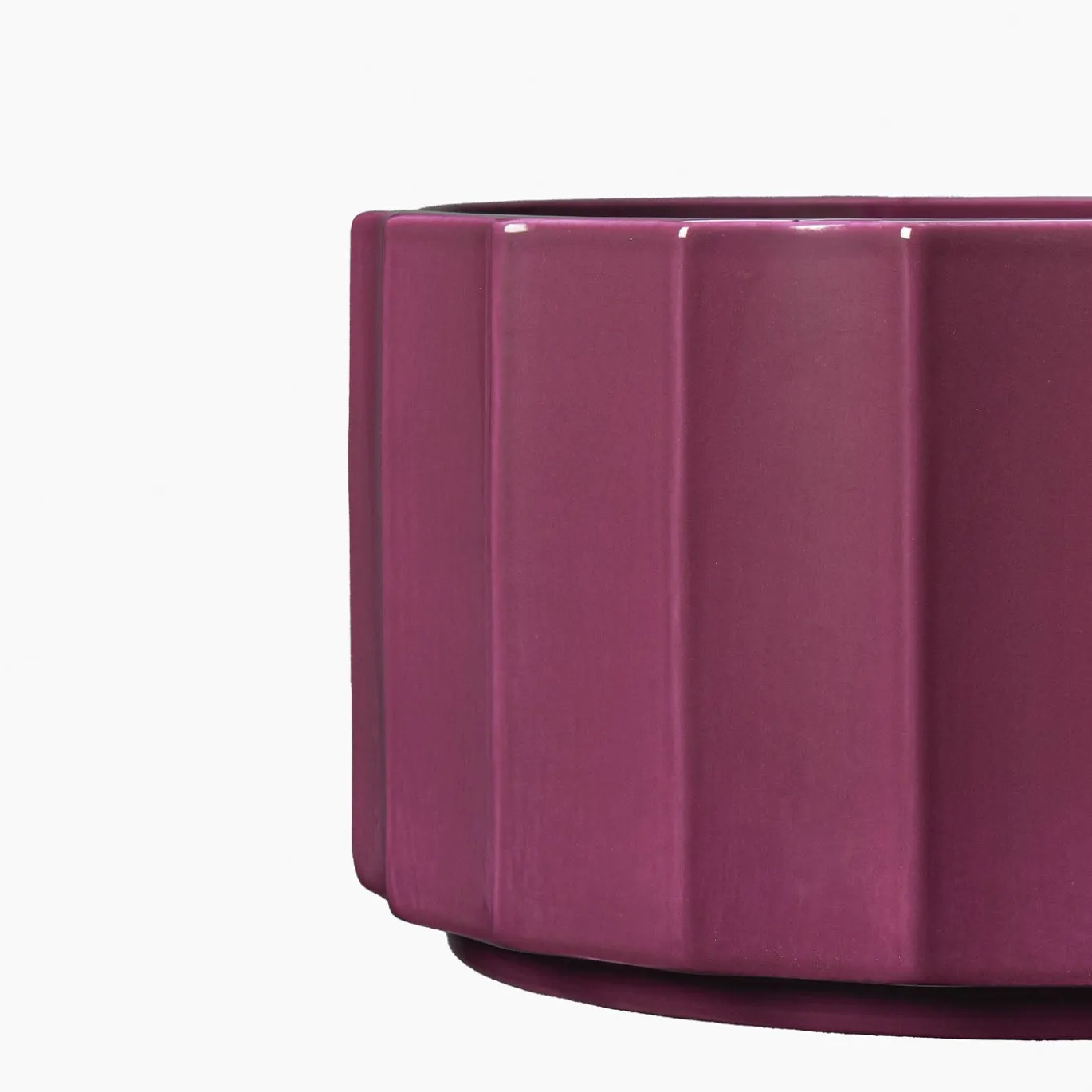 Vaso basso in ceramica viola Column di Objects Of Common Interest