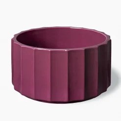 Vaso basso in ceramica viola Column di Objects Of Common Interest