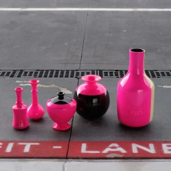 Vaso Battito Motor in ceramica fucsia fluo e nero intenso