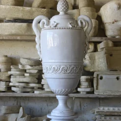 Vaso Bechelier con colonna in ceramica smaltata bianca