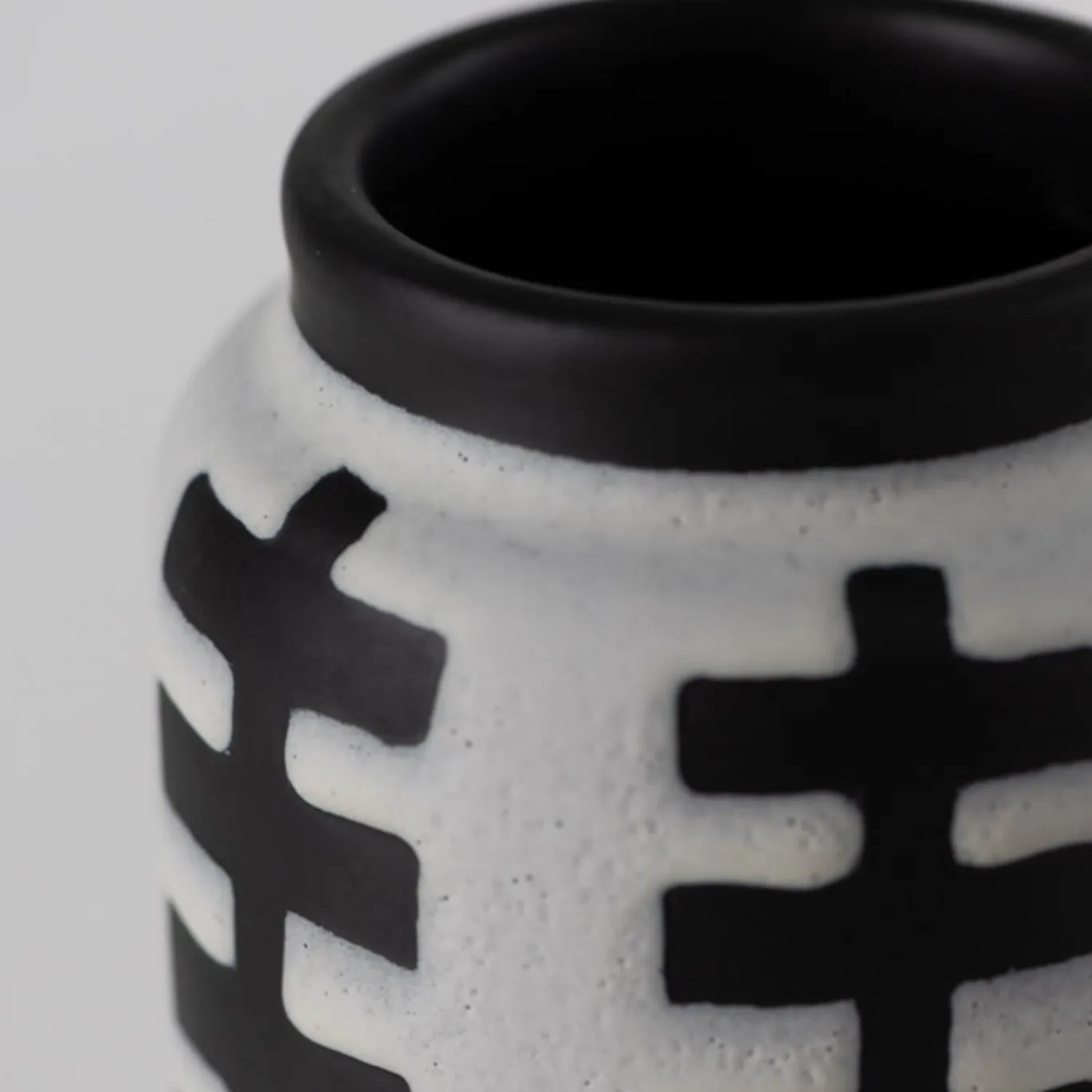 Vaso bianco opaco strutturato