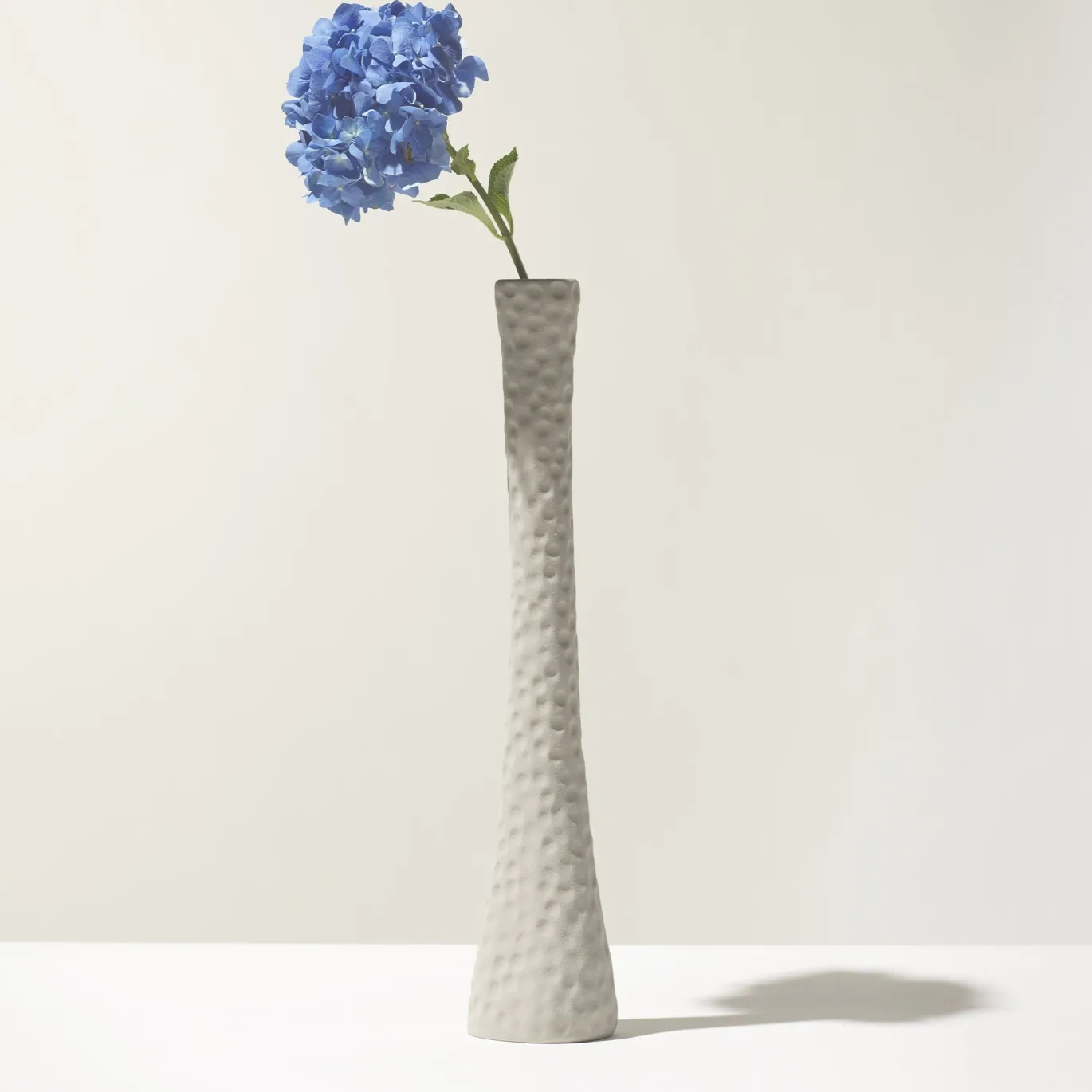 Vaso-Candeliere Epsilon in ceramica grigio perla opaco