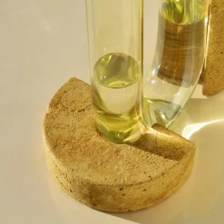 Vaso Cochlea della Consapevolezza in Vetro Giallo e Pietra Minerale Sabbia