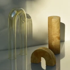 Vaso Cochlea della Consapevolezza in Vetro Giallo e Pietra Minerale Sabbia