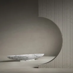 Vaso con piede Pietra L16 Carrara di Piero Lissoni