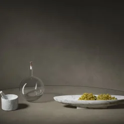 Vaso con piede Pietra L16 Carrara di Piero Lissoni