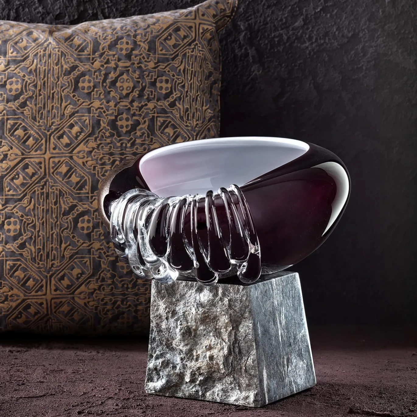 Vaso decorativo a base quadrata in vetro di Murano bordeaux Stravedamento