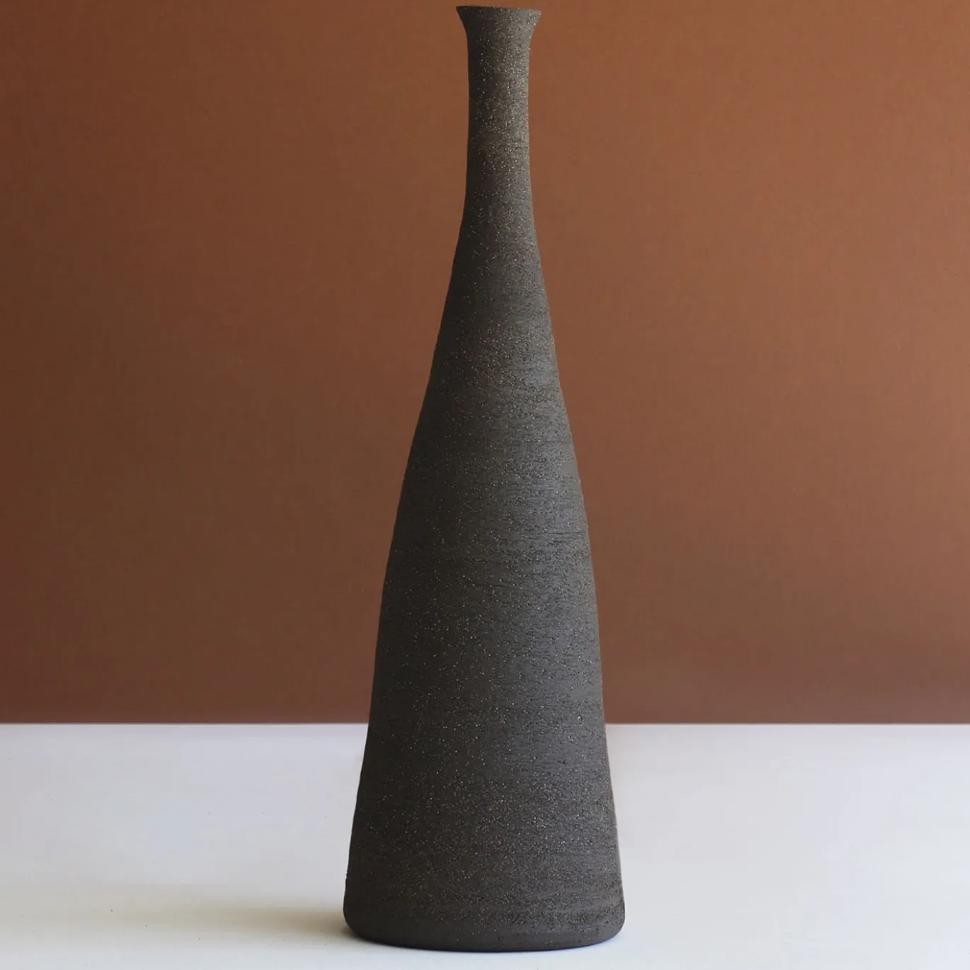 Vaso decorativo affusolato nero carbone