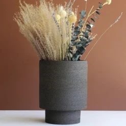 Vaso decorativo a forma di torre in nero carbone