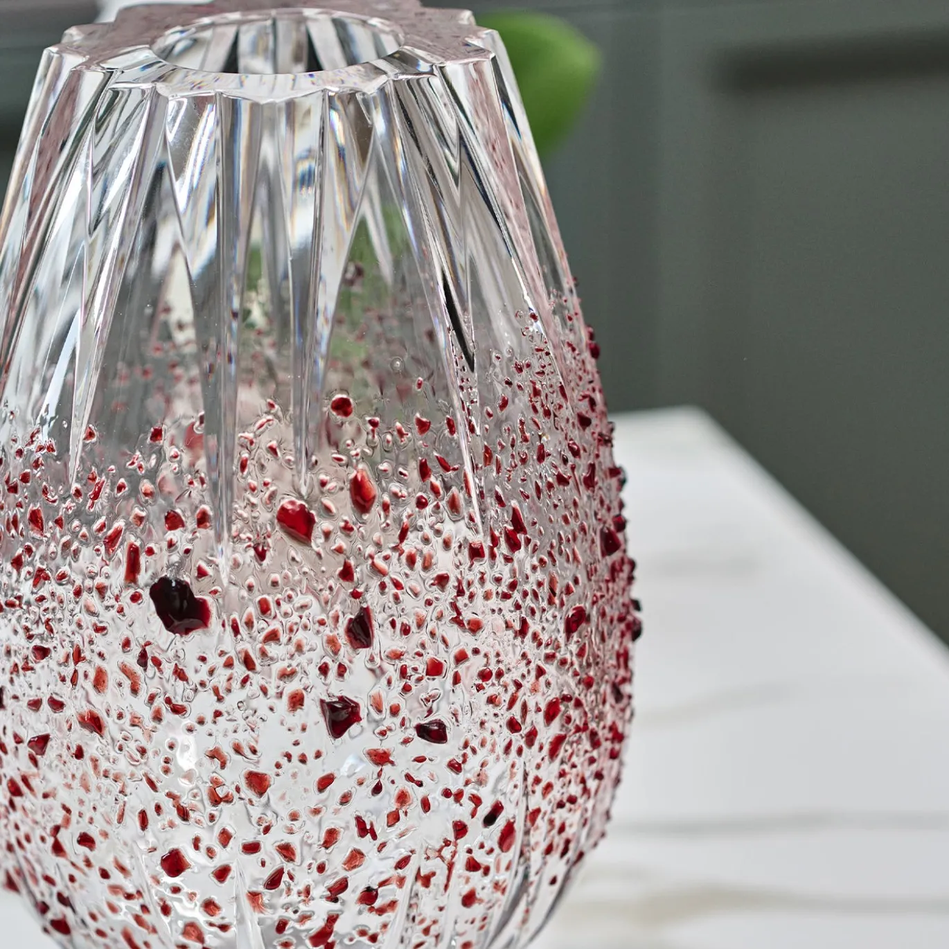 Vaso Decorativo Graffiante In Cristallo Con Dettagli Rossi