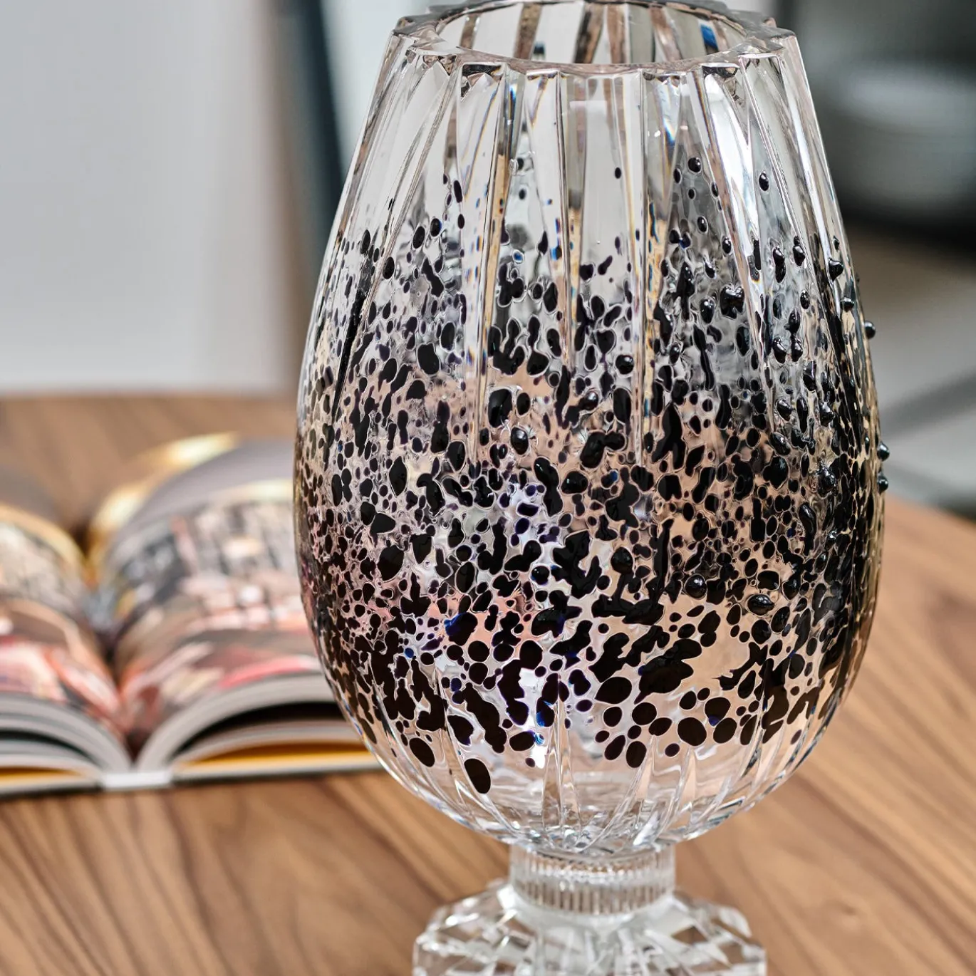 Vaso Decorativo Graffiante In Cristallo Con Dettagli Neri