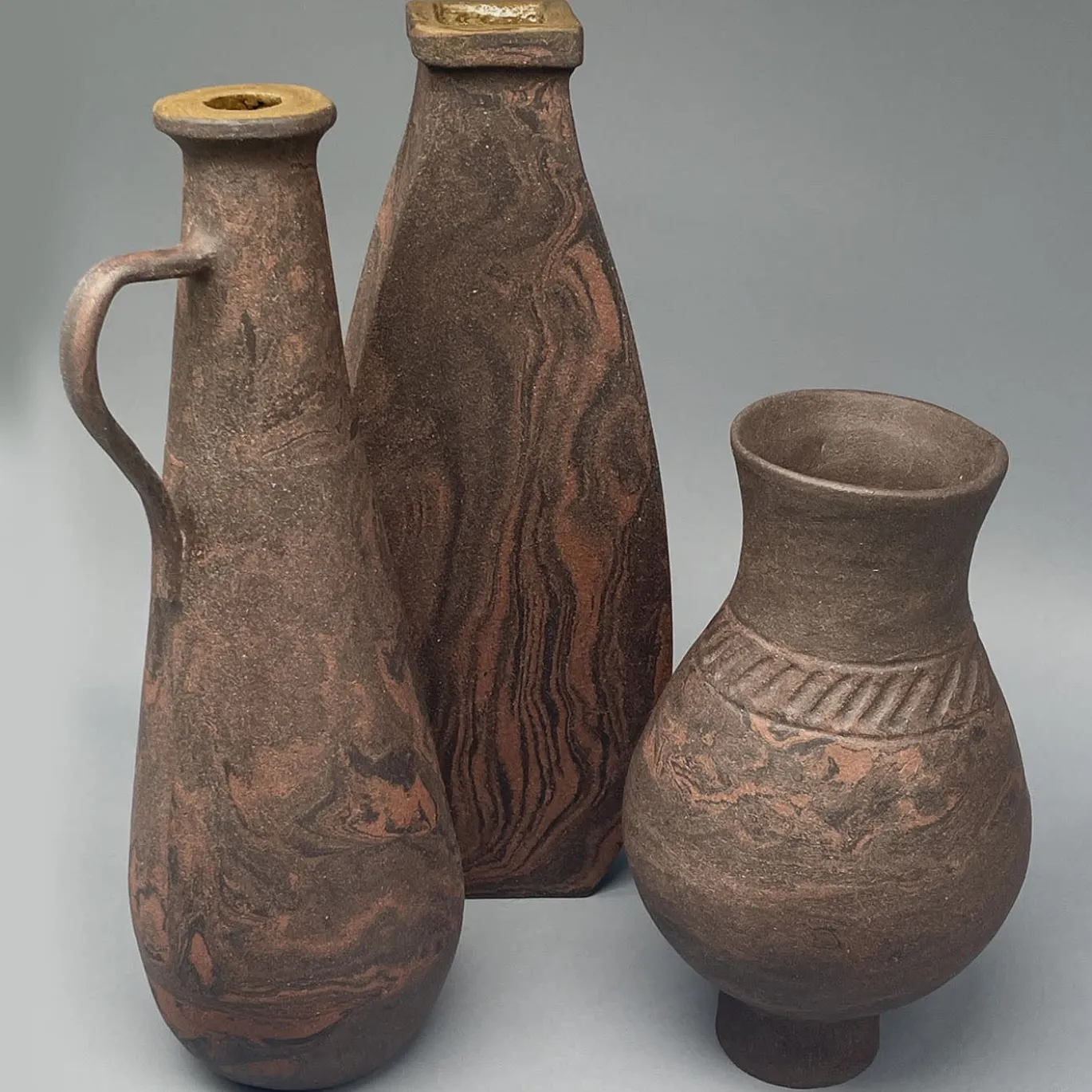 Vaso decorativo in gres nero e rosso N.73