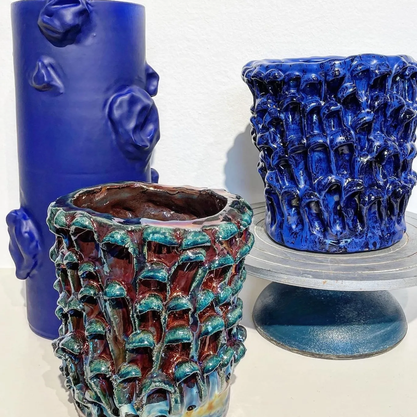 Vaso decorativo Medium della serie Onda in ceramica Raku metallizzata iridescente
