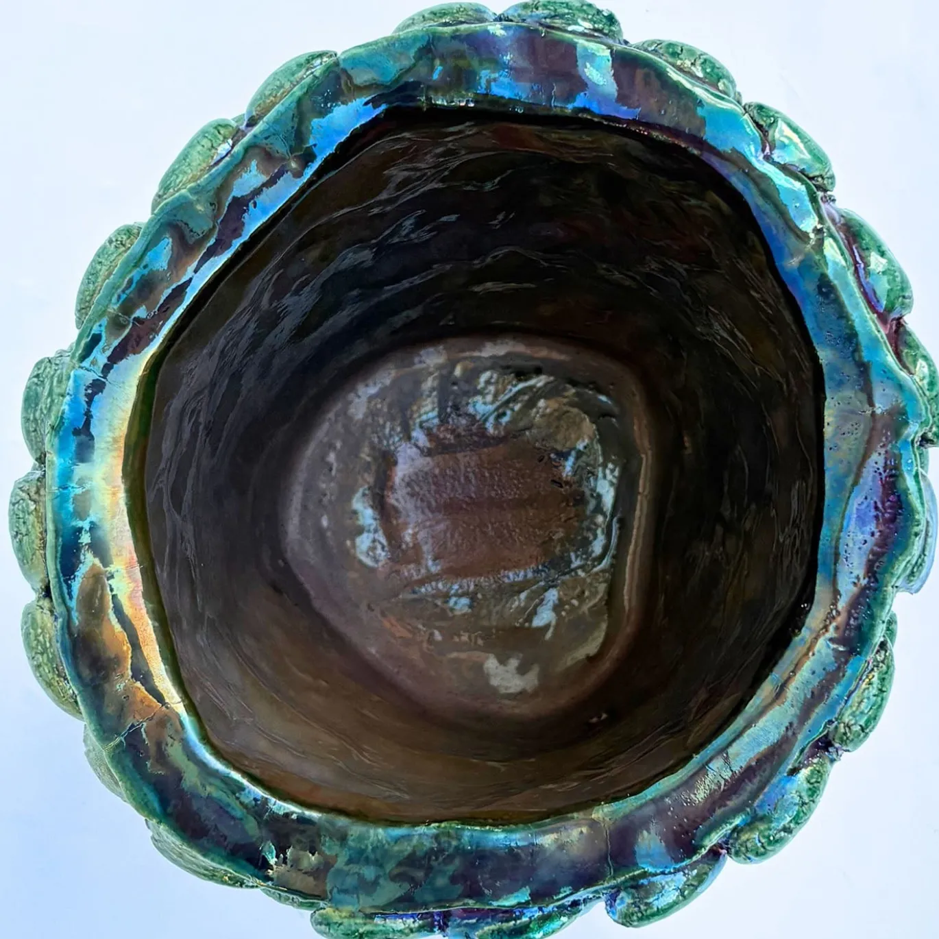 Vaso decorativo Medium della serie Onda in ceramica Raku metallizzata iridescente