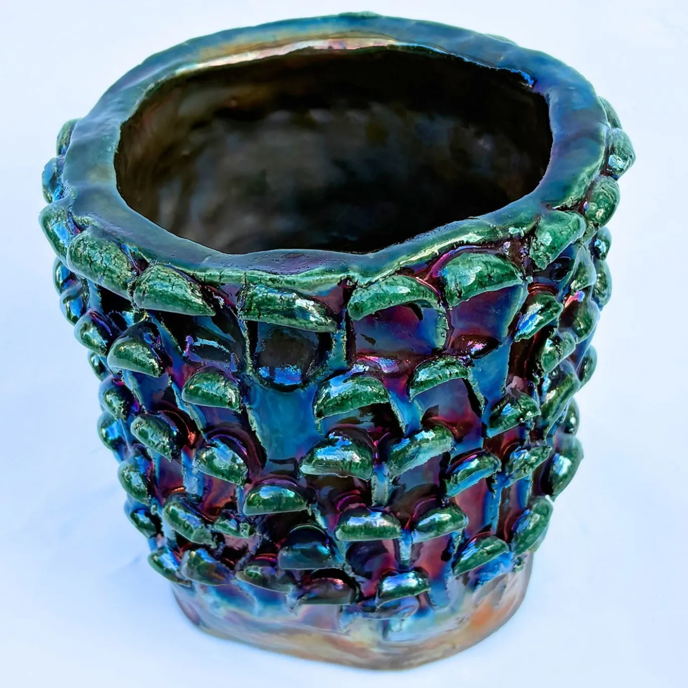 Vaso decorativo Medium della serie Onda in ceramica Raku metallizzata iridescente