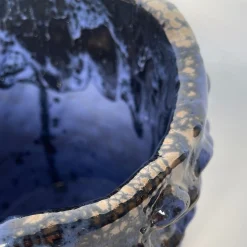 Vaso decorativo Medium della serie Onda in ceramica lilla bronzata