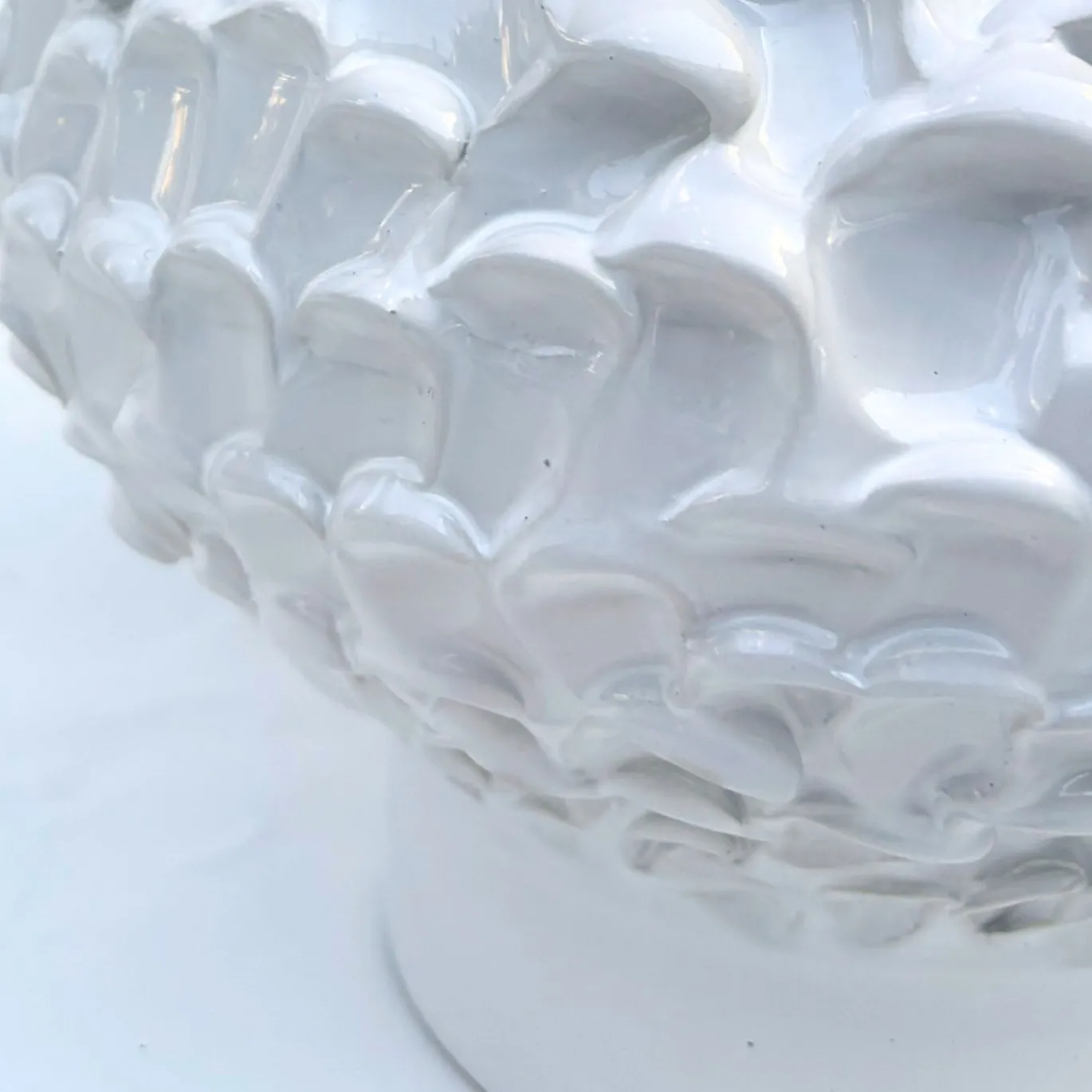 Vaso decorativo Olive della serie Onda in ceramica avorio lucida