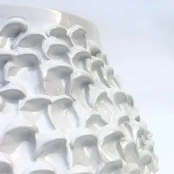 Vaso decorativo Olive della serie Onda in ceramica avorio lucida